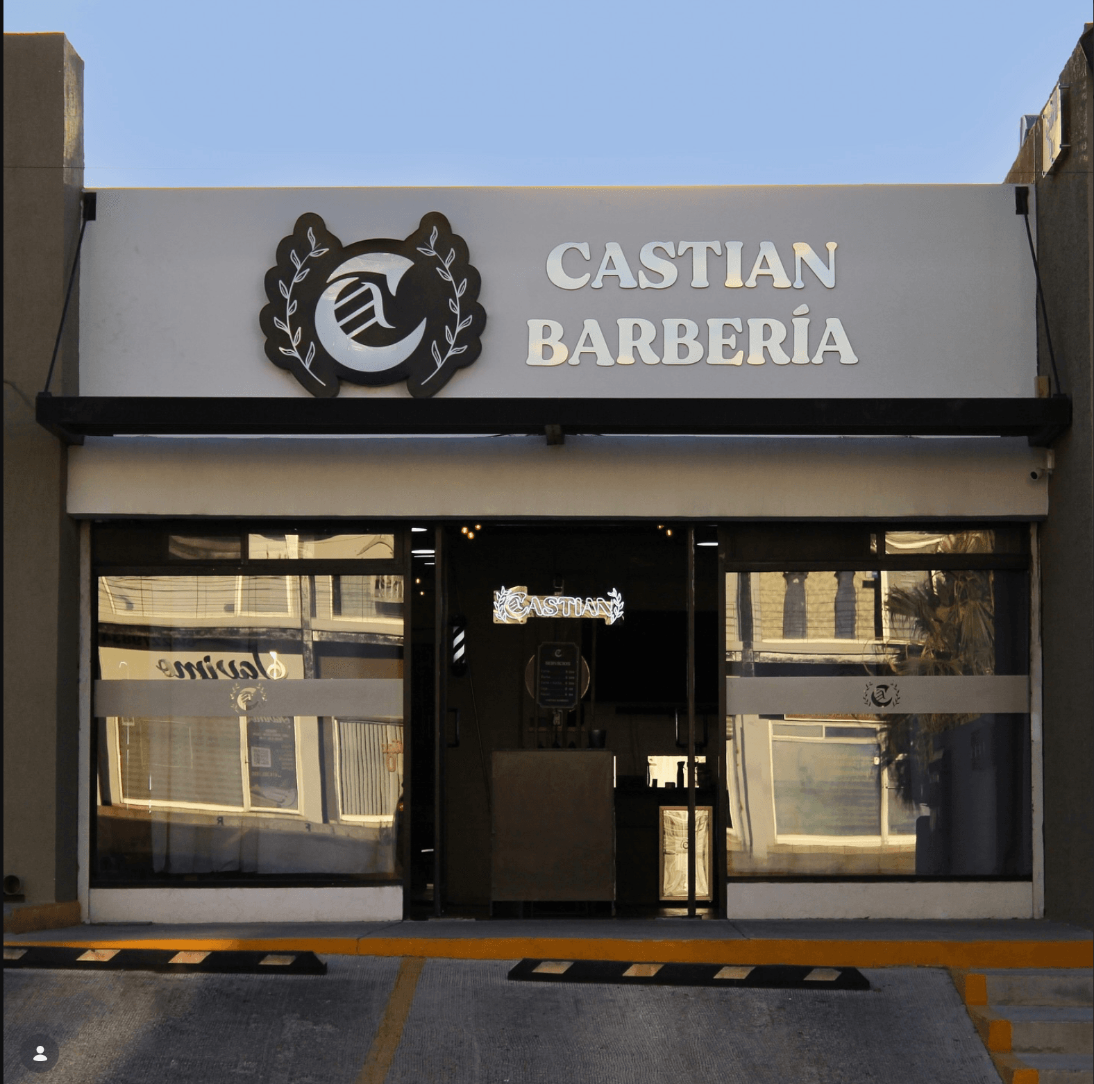 Fachada de la barbería